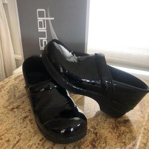 Dansko Professional Black Patent Leather Clogs – EU 40 | US 9.5–10